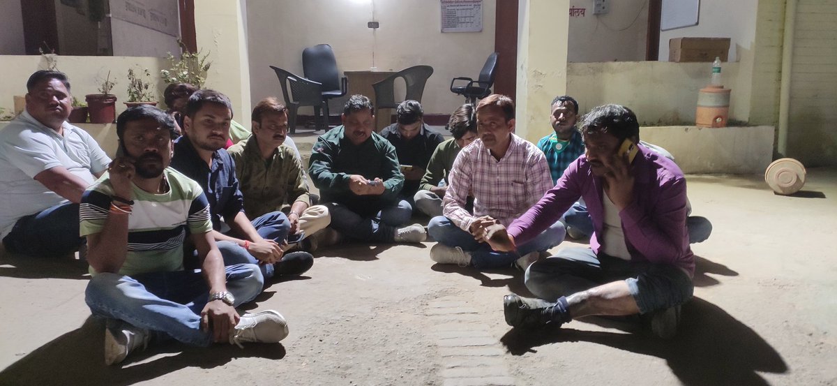NEWS24UP1's tweet photo. #कानपुर: लोकतंत्र के चौथे स्तम्भ पर फिर हमला। @kanpurnagarpol पत्रकार अंकित सैनी से इंडस्ट्रियल एरिया चौकी इंचार्ज अमित तिवारी समेत सिपाहियों ने की मारपीट और अभद्रता। @Uppolice धरने पर बैठे पत्रकार। @igrangekanpur @adgzonekanpur @mhtagarwal @myogiadityanath @PrashantK_IPS90 https://t.co/ZeyF7jdKrf