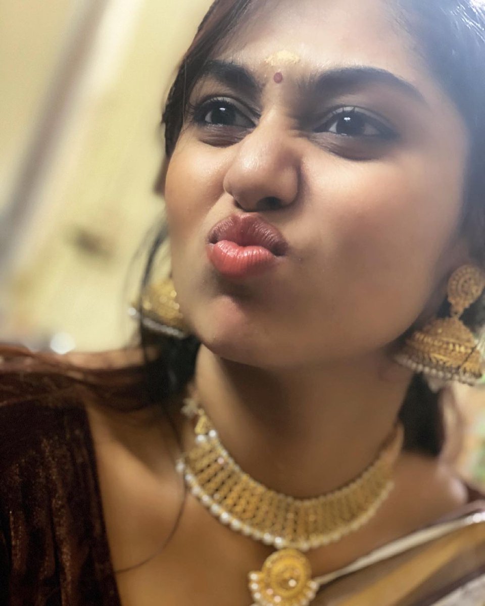 SreethuAddicts's tweet photo. Yenake kudutha mari erthuchu 
😁😻

#Sreethu
#SreethuKrishnan 
#SreethuKrishnanAddicts https://t.co/Bv5aqfJy6D