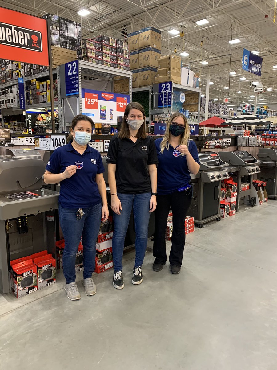 Zony_Mannan's tweet photo. Recognizing our MST team members Nidai Reyes and Michelle Robbins with MSM Sarah. Thank you MST team for working so hard everyday! @shuell_bill @finchamMST1290 @RosaJDQC1290 @BenitoKomadina @BlueBoxR1 @3274_s #goMST https://t.co/D9x2BcAyDr