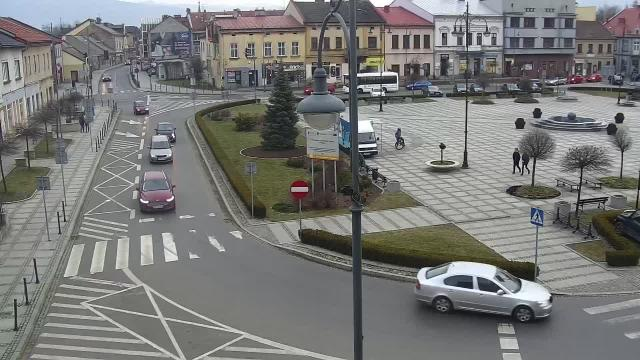 MarekCH19's tweet photo. @AgaSiewiereniuk @Robert91404888 @HanSom007 Chyba wszędzie porobili place betonowe jaka na wiece PZPR. Moje miasto kiedyś i dziś: https://t.co/I1QLWVFfSQ