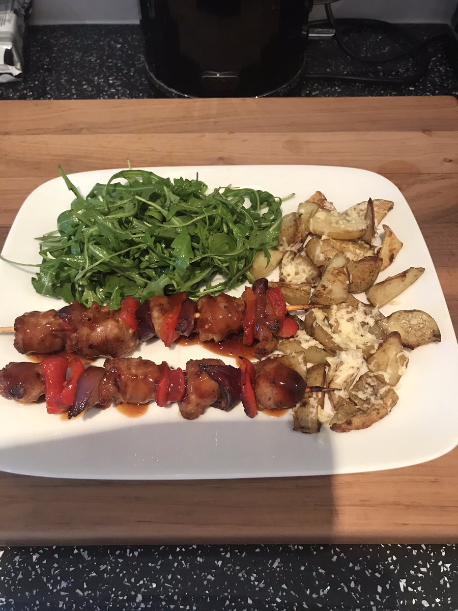 keithlloydjones's tweet photo. Sausage red pepper and onion skewers served with cheesy wedges and rocket salad and drizzle of bbq sauce #ISOG https://t.co/hOhpiWvWMx
