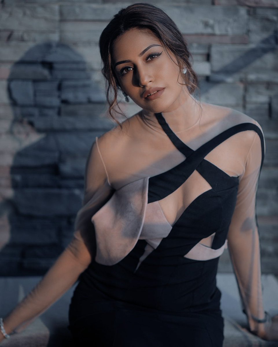iam_tanishka's tweet photo. She can do both:^)

Love You Surbhi Chandna https://t.co/o67EwRVTUh