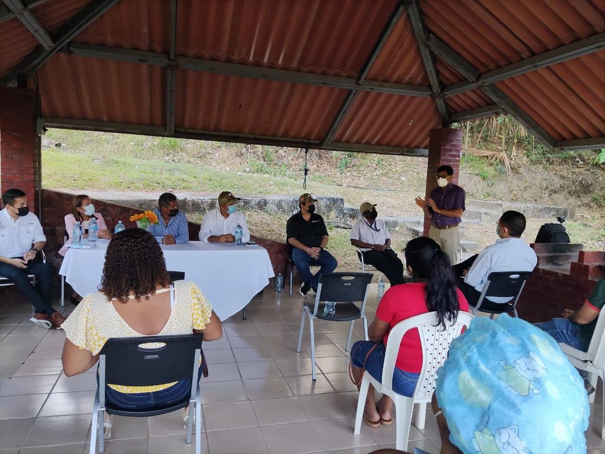 Reunión en la Junta Comunal de Las Cumbres, junto al <a href="/conadespanama/">Conades Panamá</a> , las constructoras y promotoras, donde se estuvo viendo el problema del agua en algunos sectores de las comunidades de Panamá Norte.

@jclascumbres <a href="/conadespanama/">Conades Panamá</a> 
<a href="/alinagonzalezc/">Alina González Córdoba 🇵🇦</a>

#HDAlinaGonzález #PanamáNorte