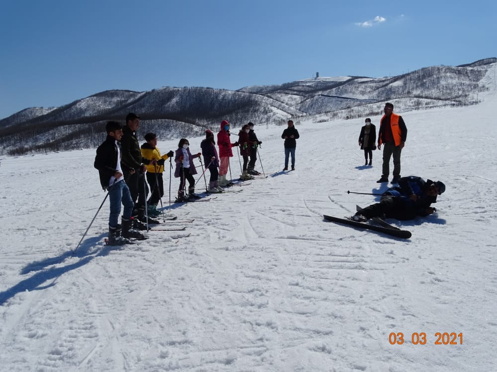 Salgın sebebiyle uzun süredir evlerinden çıkamayan öğrencilerimizi Ovacık Kayak tesislerine kayak yapmaya götürdük. Öğrencilerimiz bu geziden oldukça mutlu bir şekilde ayrıldı.

<a href="/tcmeb/">Millî Eğitim Bakanlığı</a> <a href="/ziyaselcuk/">Ziya Selçuk</a> <a href="/TunceliValiligi/">T.C.Tunceli Valiliği</a> <a href="/Tunceli_MEM/">Tunceli İl Millî Eğitim Müdürlüğü</a> <a href="/gurselekmekci/">Gürsel EKMEKCİ</a> @FerdiKABAN35