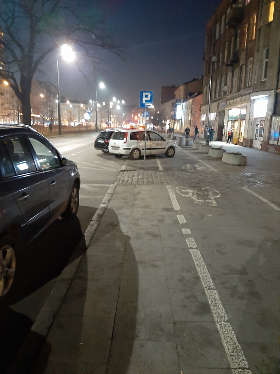 lisieckipawel's tweet photo. Samochód Zarządu Dróg Miejskich w Warszawie nie dość, że stanął na miejscu dla autokarów, to jeszcze zatarasował pół szerokości ścieżki rowerowej. Ekipa warszawskiego Ratusza. #AbsurdyWarszawy #Warszawa https://t.co/9FZt5hDaCm