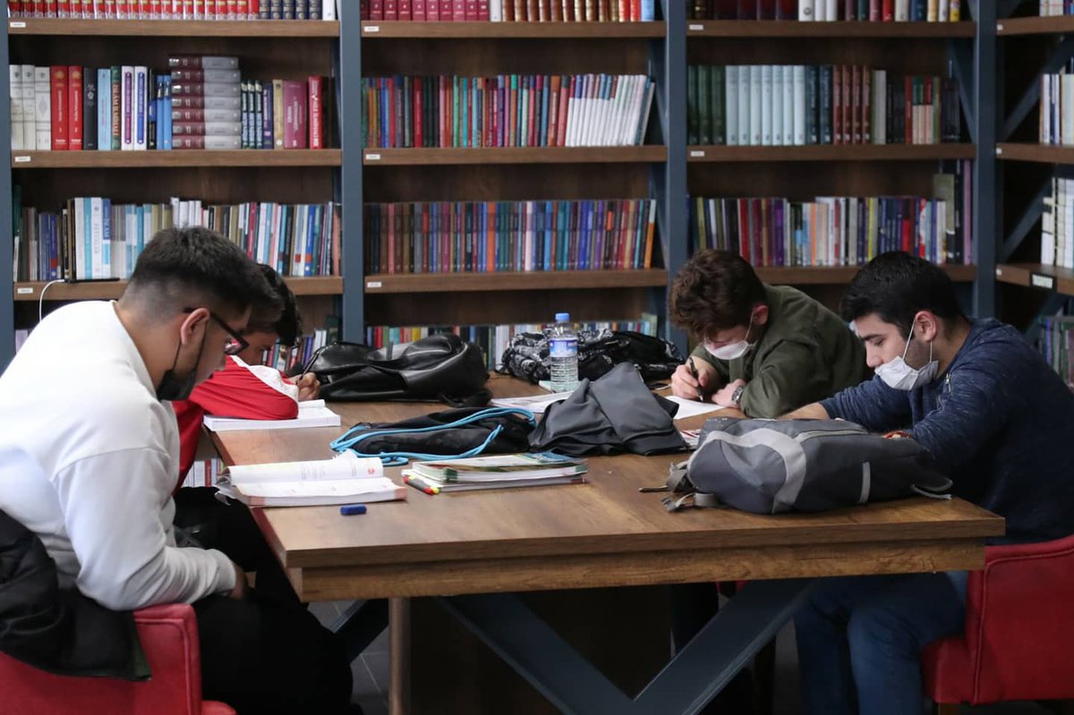 GOPBelediyesi's tweet photo. Çok özlemiştik 😊

Normalleşme sürecinin başlamasıyla #Farika Kitaplı Kahve, tedbirler eşliğinde bugün yeniden kitapseverlerle buluştu. 📚 https://t.co/vgLyxbJTKh