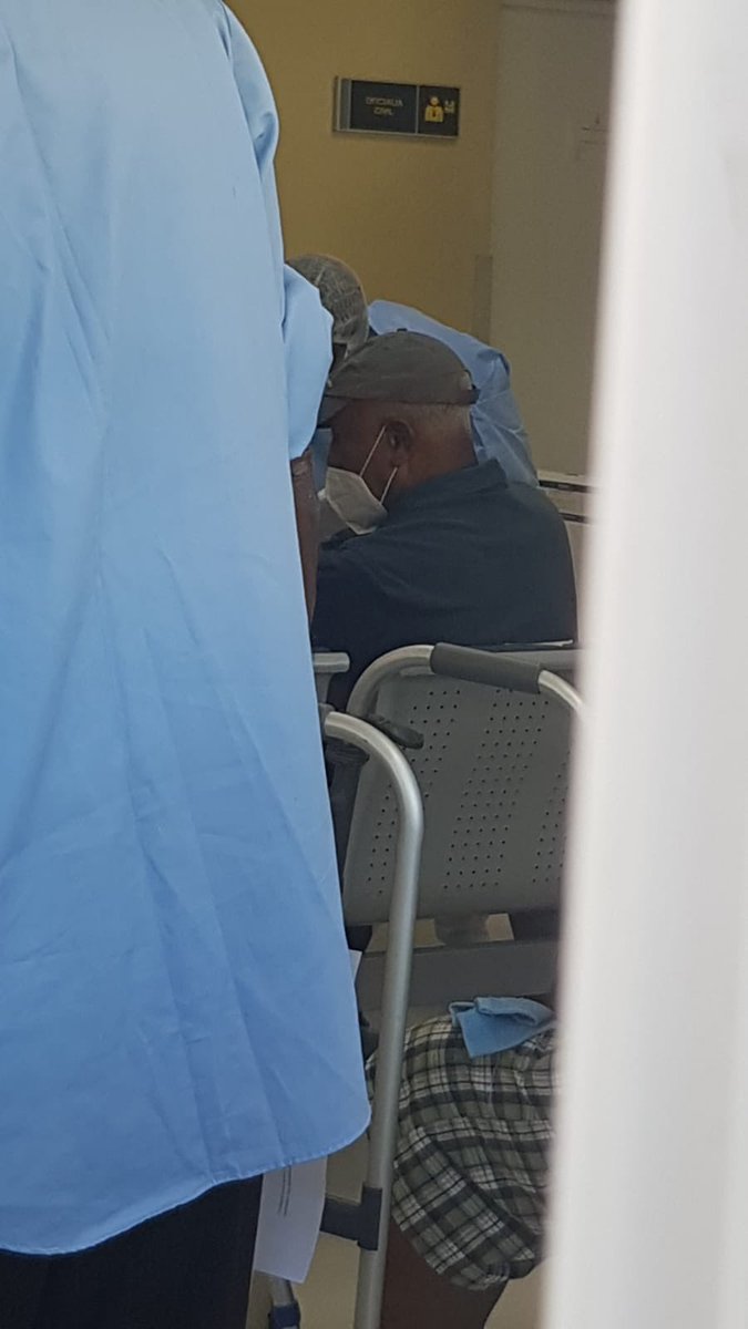 Jbereni's tweet photo. Esta mañana recibí estas fotos de mi papá vacunándose; luego de los momentos tan difíciles que como familia hemos pasado, es indescriptible el alivio que siento de verlo recibir su primera dosis. Hoy mami desde el cielo sonríe 💙 #VacunateRD https://t.co/3urcCgYn0Y