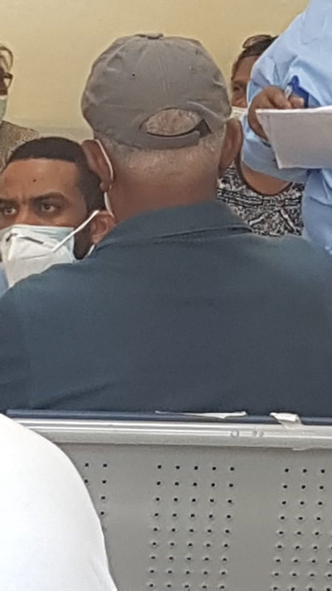 Jbereni's tweet photo. Esta mañana recibí estas fotos de mi papá vacunándose; luego de los momentos tan difíciles que como familia hemos pasado, es indescriptible el alivio que siento de verlo recibir su primera dosis. Hoy mami desde el cielo sonríe 💙 #VacunateRD https://t.co/3urcCgYn0Y