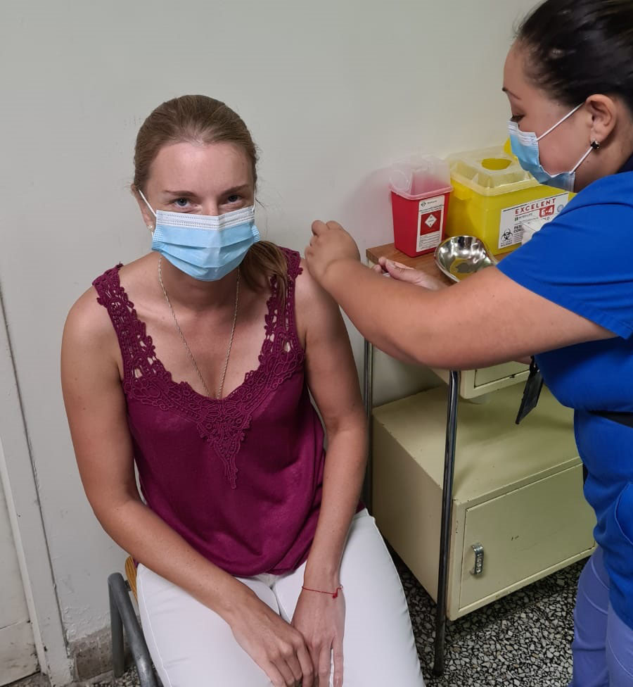 SSaludOsorno's tweet photo. Funcionari@s del Hospital de #RíoNegro (parte de la red del @SSaludOsorno) también recibieron la segunda dosis de la vacuna contra el Covid, proceso que se replica en la red asistencial de nuestra provincia de #Osorno ✌️ #YoMeVacuno ✌ Más info: https://t.co/rfrDhH2i6j https://t.co/M4DrwmkIyT