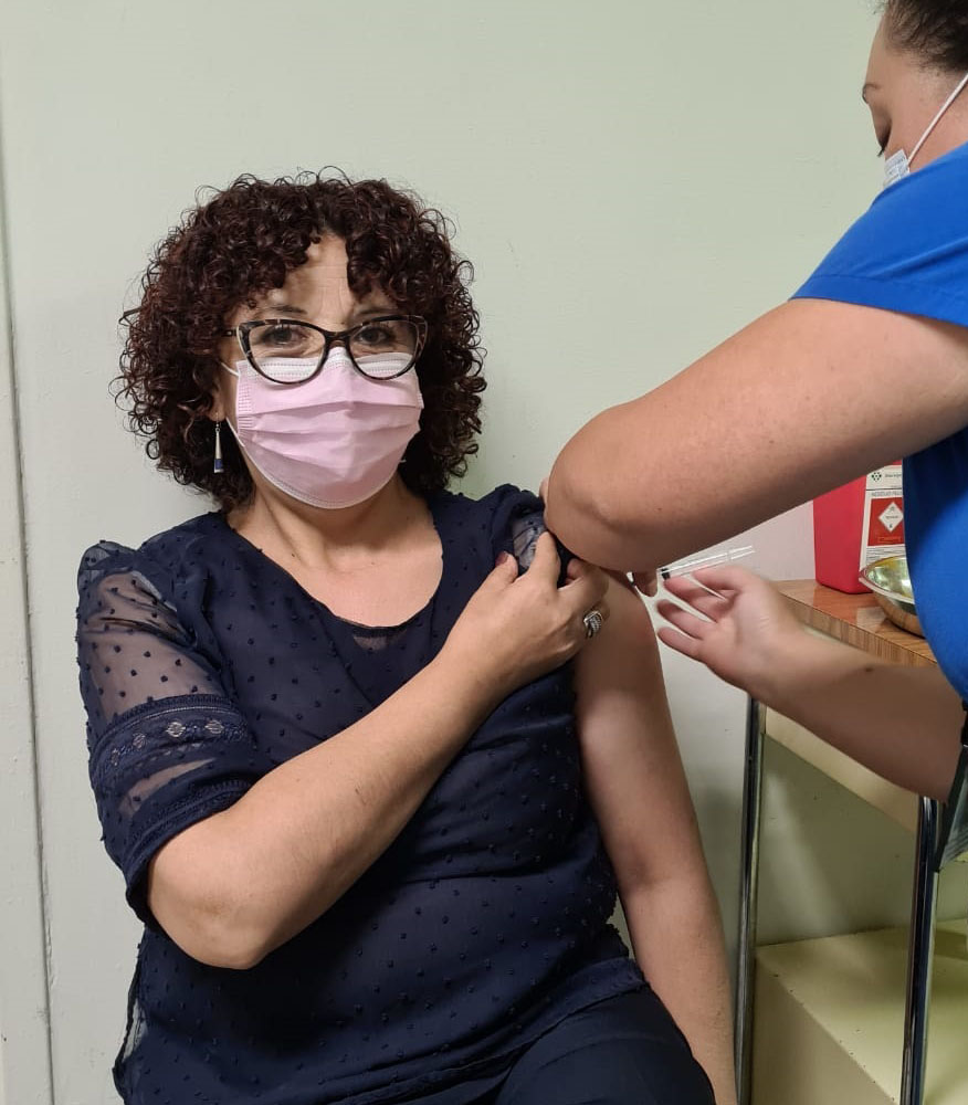 SSaludOsorno's tweet photo. Funcionari@s del Hospital de #RíoNegro (parte de la red del @SSaludOsorno) también recibieron la segunda dosis de la vacuna contra el Covid, proceso que se replica en la red asistencial de nuestra provincia de #Osorno ✌️ #YoMeVacuno ✌ Más info: https://t.co/rfrDhH2i6j https://t.co/M4DrwmkIyT