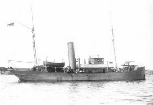 ReadyAyeReady's tweet image. #Ships of the #RCNavy: HMCS ARRAS (Trawler) HMCS Arras was one of twelve Battle class naval trawlers used by the Royal Canadian Navy (RCN). Named after the Battle of Arras, she was built by the Kingston Shipbuilding Company, in Kingsto...  readyayeready.com/ships/shipview… #Canadian #Navy