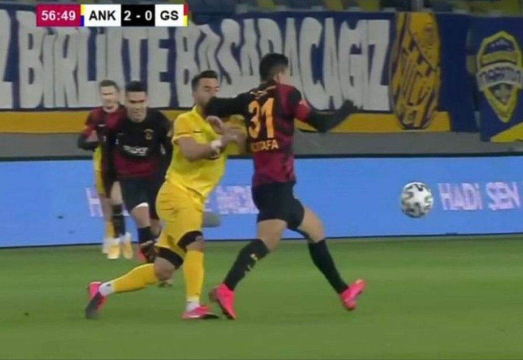 Bu pozisyonun Valencianin pozisyonuyla alakası bile boşuna ağlamayın bok çuvalları biri hava topuna çıkmak isterken istem dışı hafifçe vuruyor bu ise topa koşarken kasıtlı bir şekilde sertçe vuruyor. Öyle foto üzerinden milleti kandırmayın. Açın videoyu izlyin #YakAteşiFenerbahçe