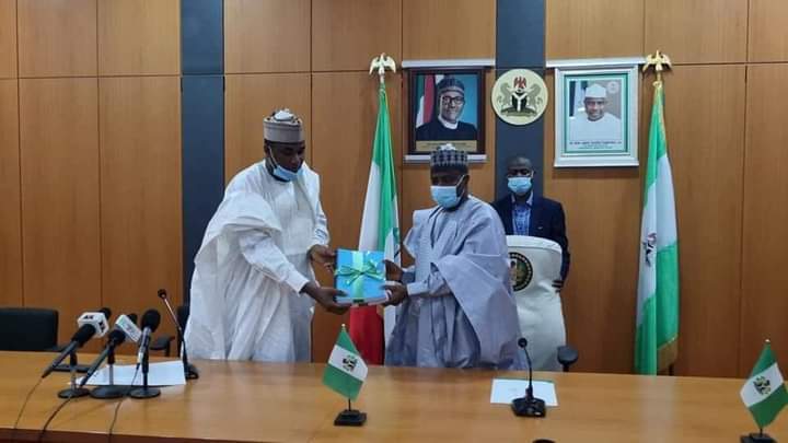 bdanfulani's tweet photo. Gov @AWTambuwal today received a report from the committee set up by the sokoto state government to investigate the recent fire incident at Sokoto central market led by Deputy Governor Munir Muhammad Dan Iya at Govt House sokoto. https://t.co/9TEGK9YH16