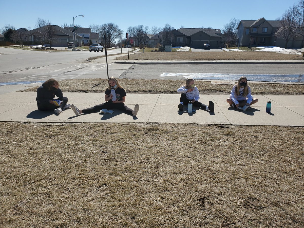 MsHenderson_RMS's tweet photo. When it's 60° and sunny in March, we read outside!!! 📚☀️ https://t.co/94gxBx2I2h
