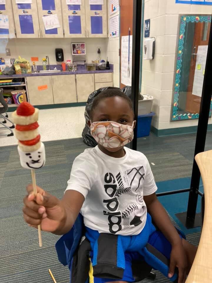 Riversidereads's tweet photo. Kindergarteners at RES celebrate Read Across America with yummy sweet Cat in the Hat treats! #HCSLibraryMedia #RESCHIEFSREAD https://t.co/DVfhJZQaTd