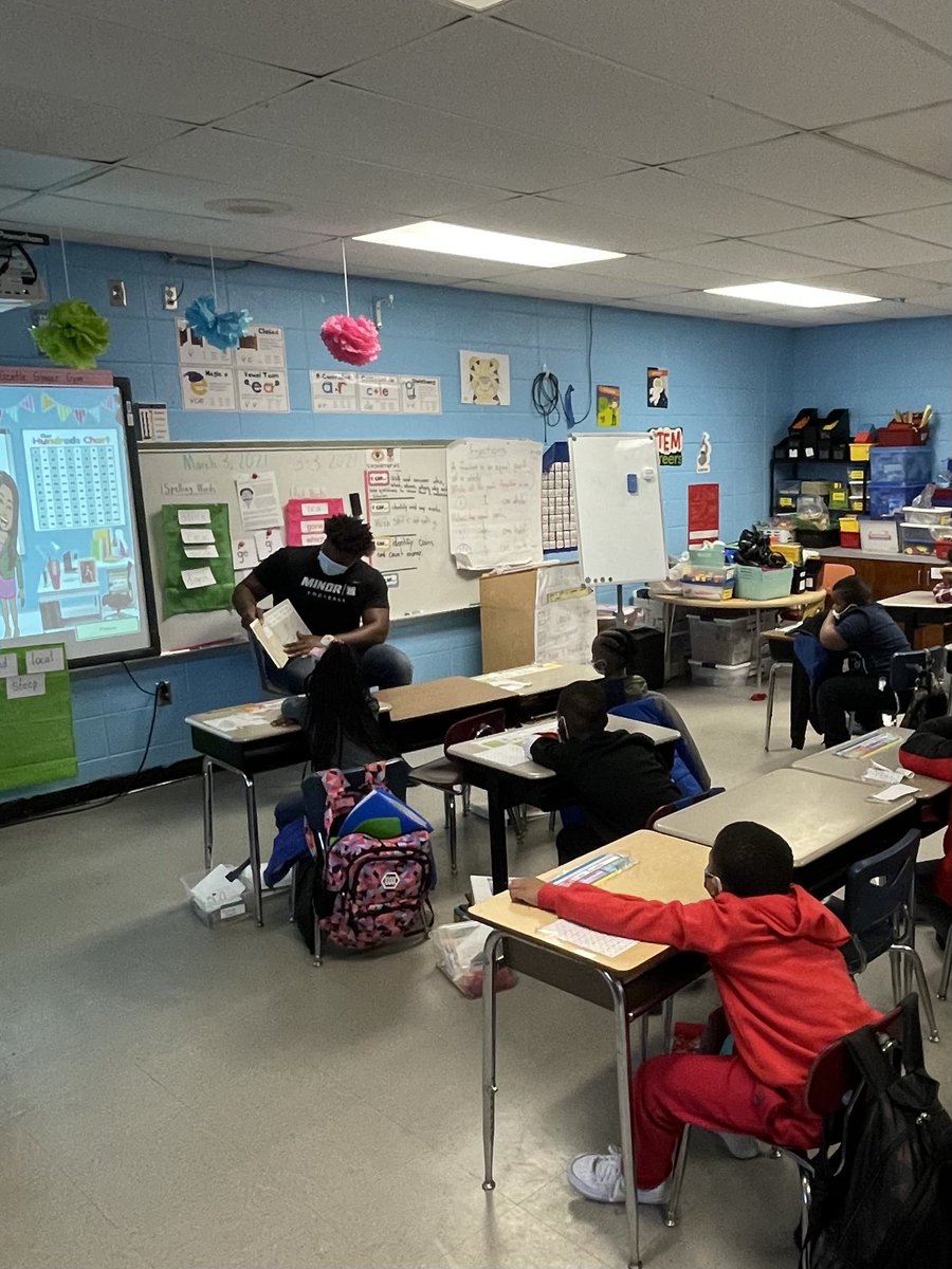 CrumlyChapel's tweet photo. Thanks @TigerMinor Football players and Coach Abrams for coming to inspire and share your love of reading! #ReadAcrossAmerica @CoachAbrams @JEFCOED https://t.co/cc6HGzBEzY