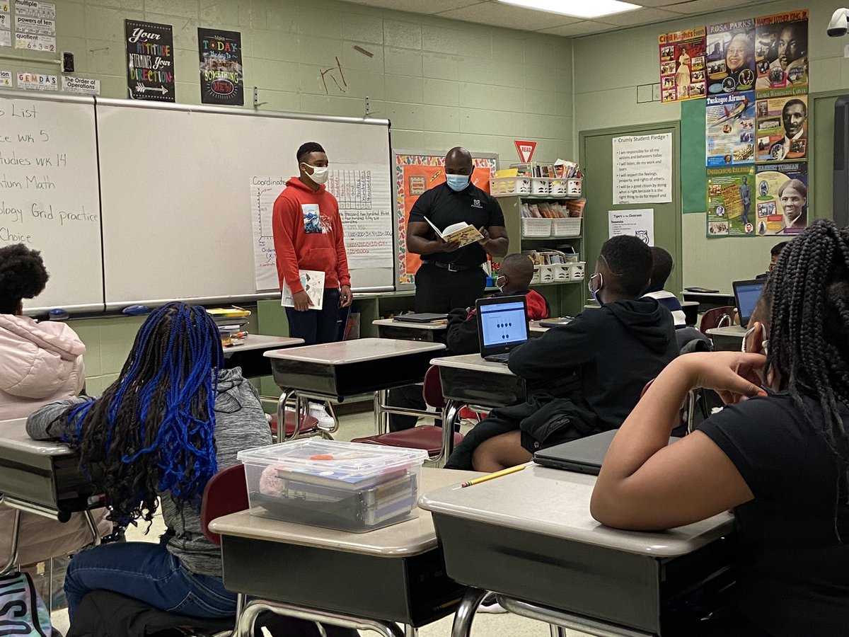 CrumlyChapel's tweet photo. Thanks @TigerMinor Football players and Coach Abrams for coming to inspire and share your love of reading! #ReadAcrossAmerica @CoachAbrams @JEFCOED https://t.co/cc6HGzBEzY