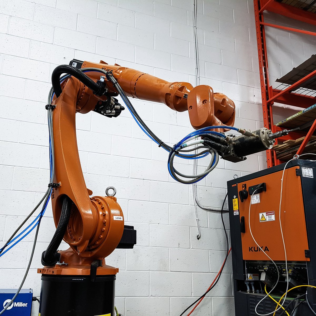 DavesArmoury's tweet photo. Hello old friend! 🧡 Thanks to some unfortunate covid restrictions, I haven't been able to see Susan in over a month! It's good to be back. Let's get down to work 😎
.
#robot #robotics #robotsareawesome #kuka #tech #hello #backtowork #pushcorp https://t.co/W7kXUn7Klt