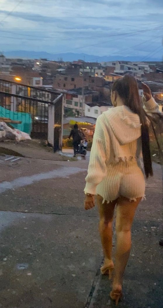 Sim, ela voltou! Depois de meses longe de casa, Kali Uchis acaba de desembarcar da estação Corinthians-Itaquera para gravar o clipe de “telepatía”! 🦋❤️