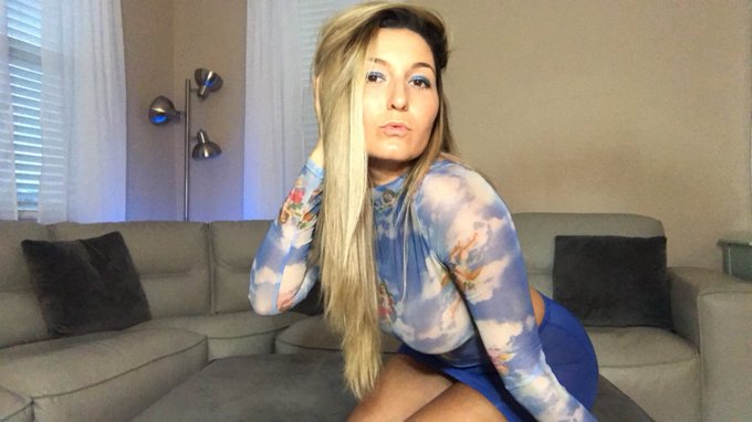 4 pic. Feelin BLUE today💙😇 https://t.co/te8miOFAD1