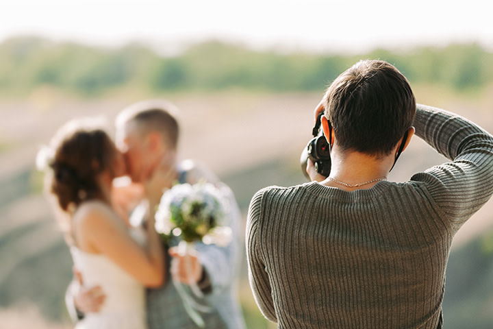 Here are the top 10 questions you should ask wedding photographers when conducting interviews, plus tips and advice on wedding photography packages &amp; more. 📷 littleweddingguide.com/hiring-vendors… #weddingphotography #weddingvendors #littleweddingguide