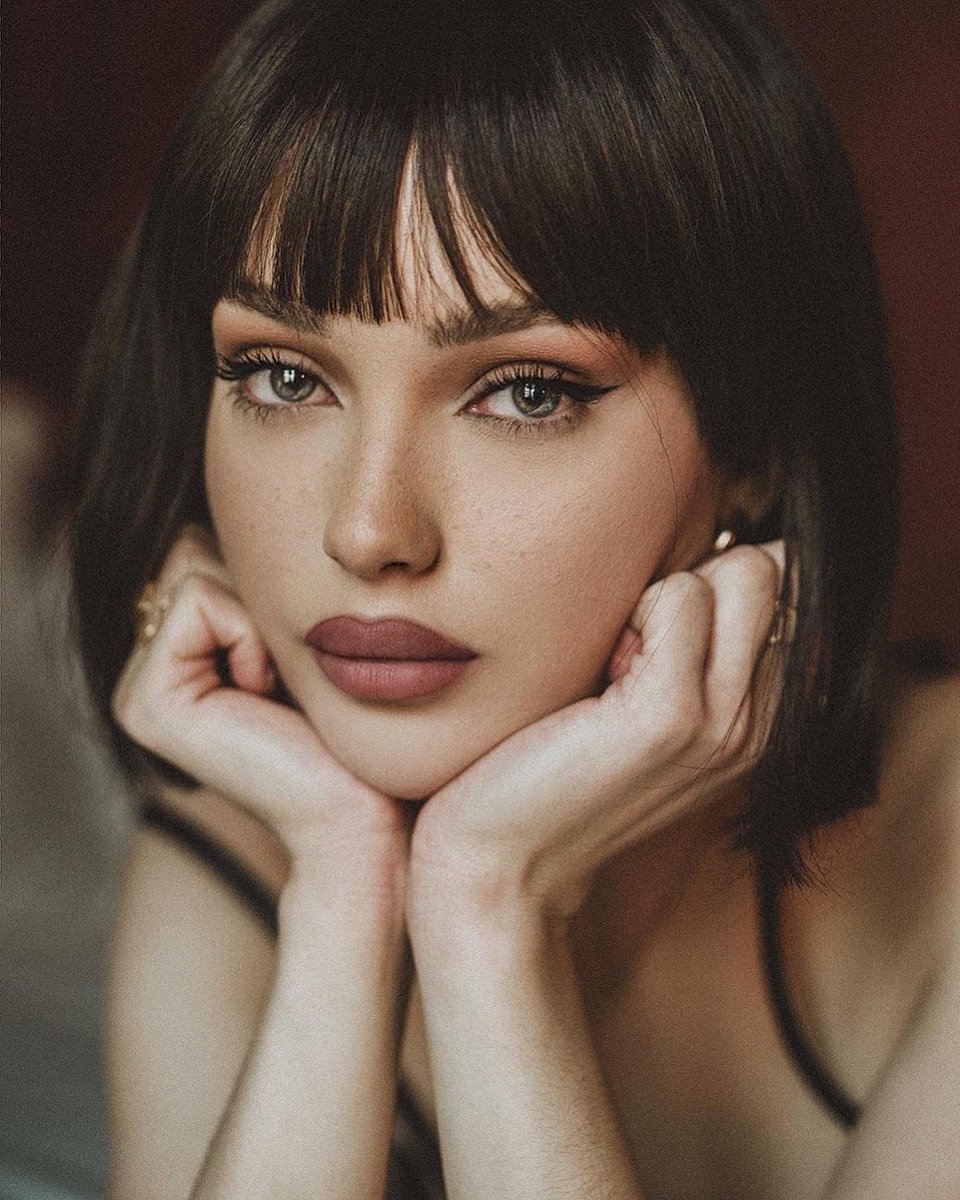 romaneinnc's tweet image. WHO IS SHE??