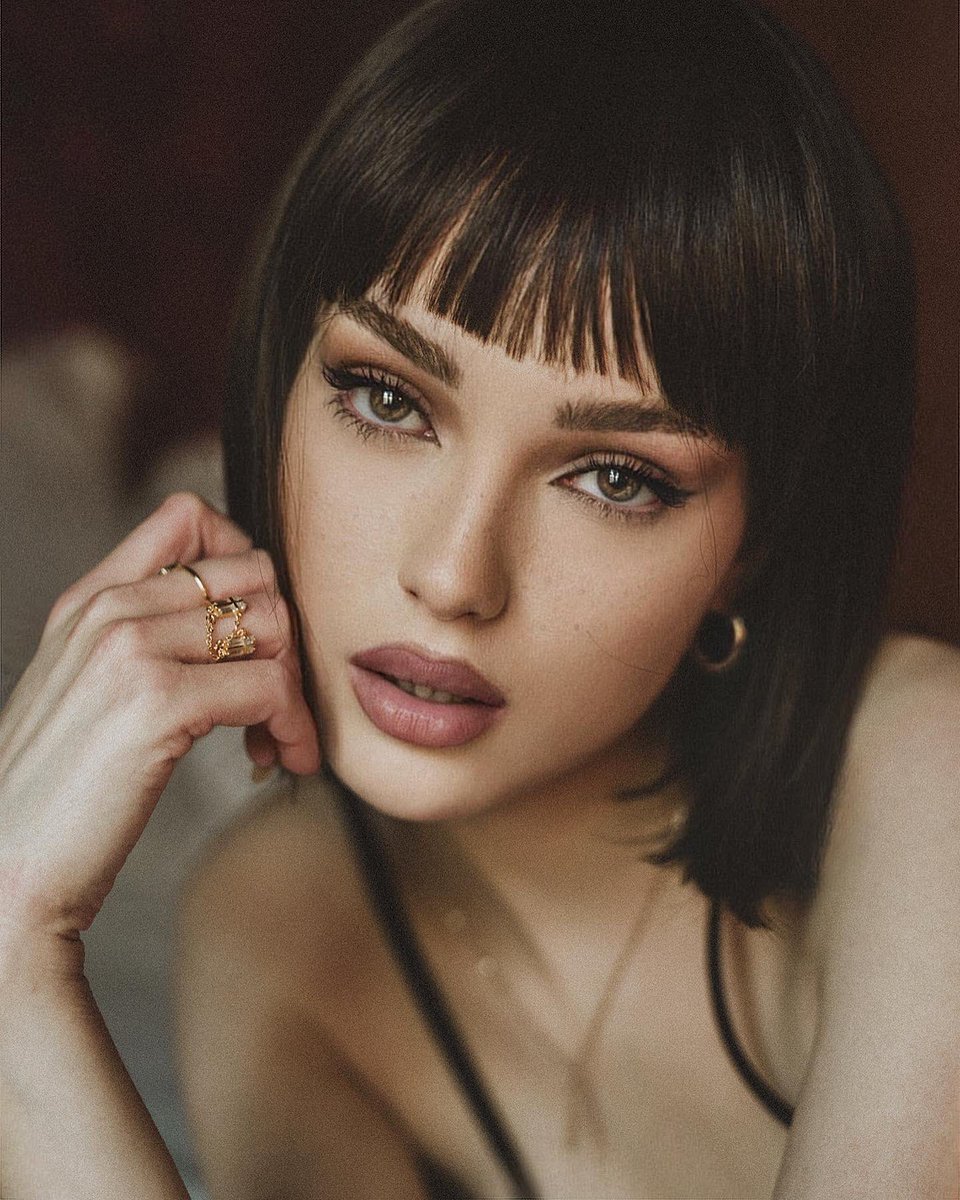 romaneinnc's tweet image. WHO IS SHE??