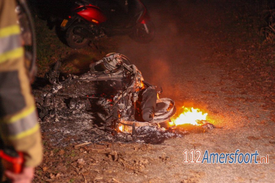 Scooter in brand gestoken op de Ariaweg in #Amersfoort. 112Amersfoort.