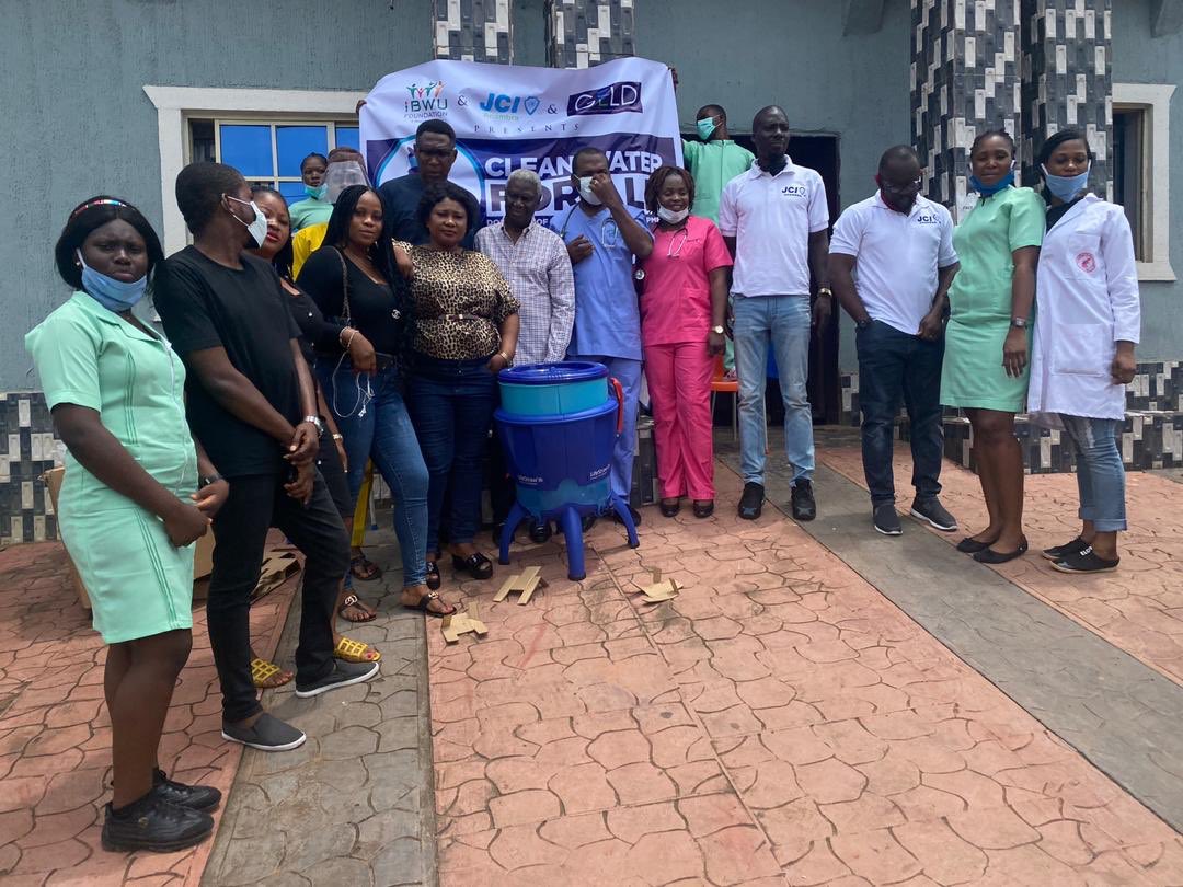IBWU_Foundation's tweet photo. IBWU Foundation Member, Anthony Nwafor, on behalf of IBWU Foundation,  
donating lifestraw water filtration system to St. John's Specialist Hospital,  Nsugbe, Anambra State, Nigeria https://t.co/qib3PW8u2O