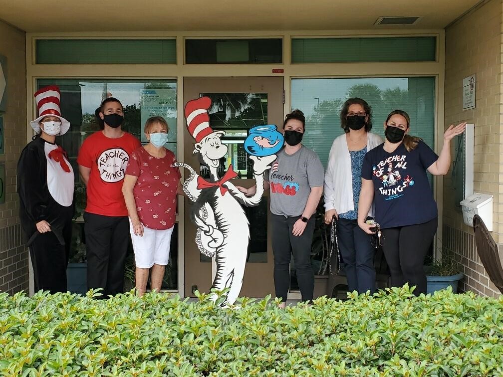 TechMes's tweet photo. The 2⃣nd Grade team @ManateeCCPS displayed their spirit  #ReadAcrossAmerica spirit today by showing quotes &amp; dressing up as their favorite Seuss character.  Let's give them a cheer! @collierschools @CCPSLiteracy https://t.co/5NviP1yCg6