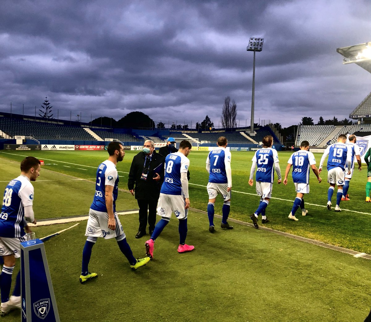 FTViaStella's tweet photo. Les bleus foncent droit vers la L2, devant un Armand Cesari désespérément vide. A l'heure du #Covid_19, nous avons voulu savoir comment le @SCBastia et les supporters, vivent cette saison inédite.⤵️
https://t.co/Kgf9Te3OJZ https://t.co/qtWhTiPeS9