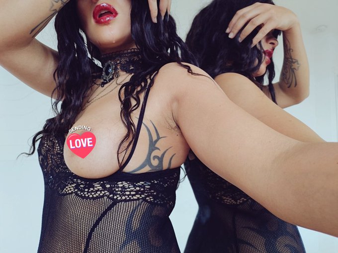 Bonsoir par ici. J'ai tourn&eacute; plusieurs vid&eacute;os aujourd'hui. A suivre ... 🤪 https://t.co/diLenv30kP https://t