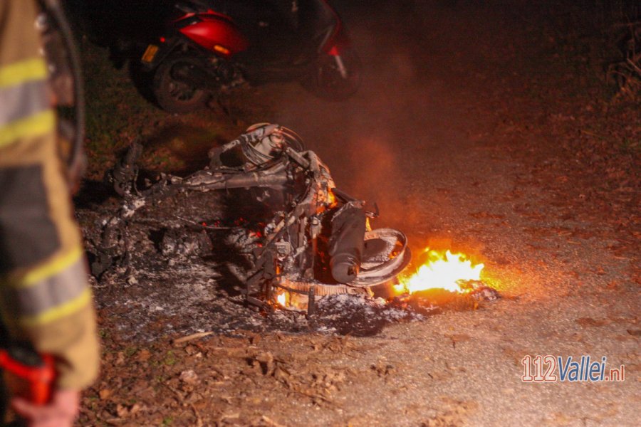 Scooter in brand gestoken op de Ariaweg in #Amersfoort. 112Vallei.