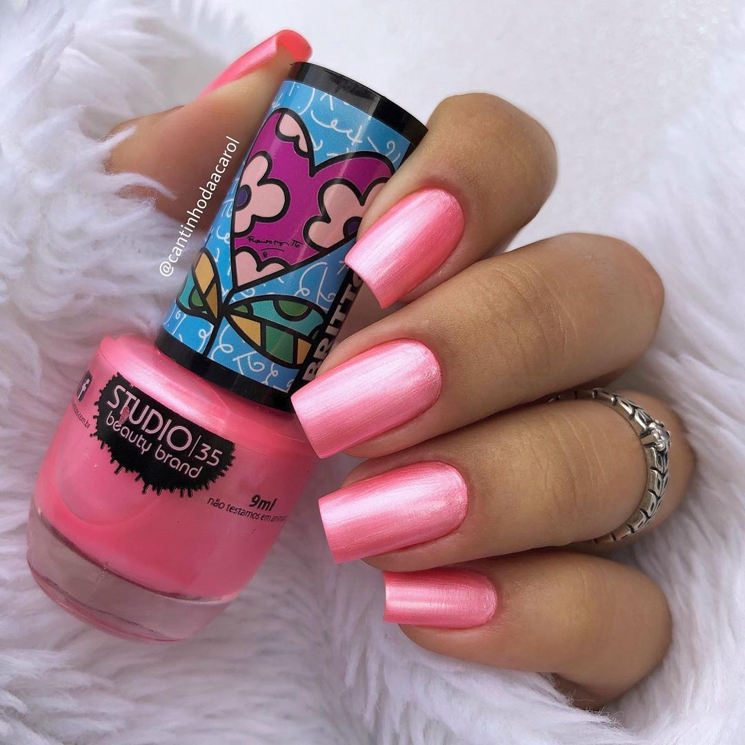 studio35cosm's tweet photo. 📱 📷 cantinhodaacarol: Gente que rosinha mais meigo💖 amei esse efeito perolado.
💅🏻 #RosaDoMeuCoração - Coleção Romero Britto
.
.
.
.
.
#studio35 #esmaltes #esmalterosa #romerobritto #esmaltevegano #esmaltecintilante https://t.co/jvQd6Dt1eS
