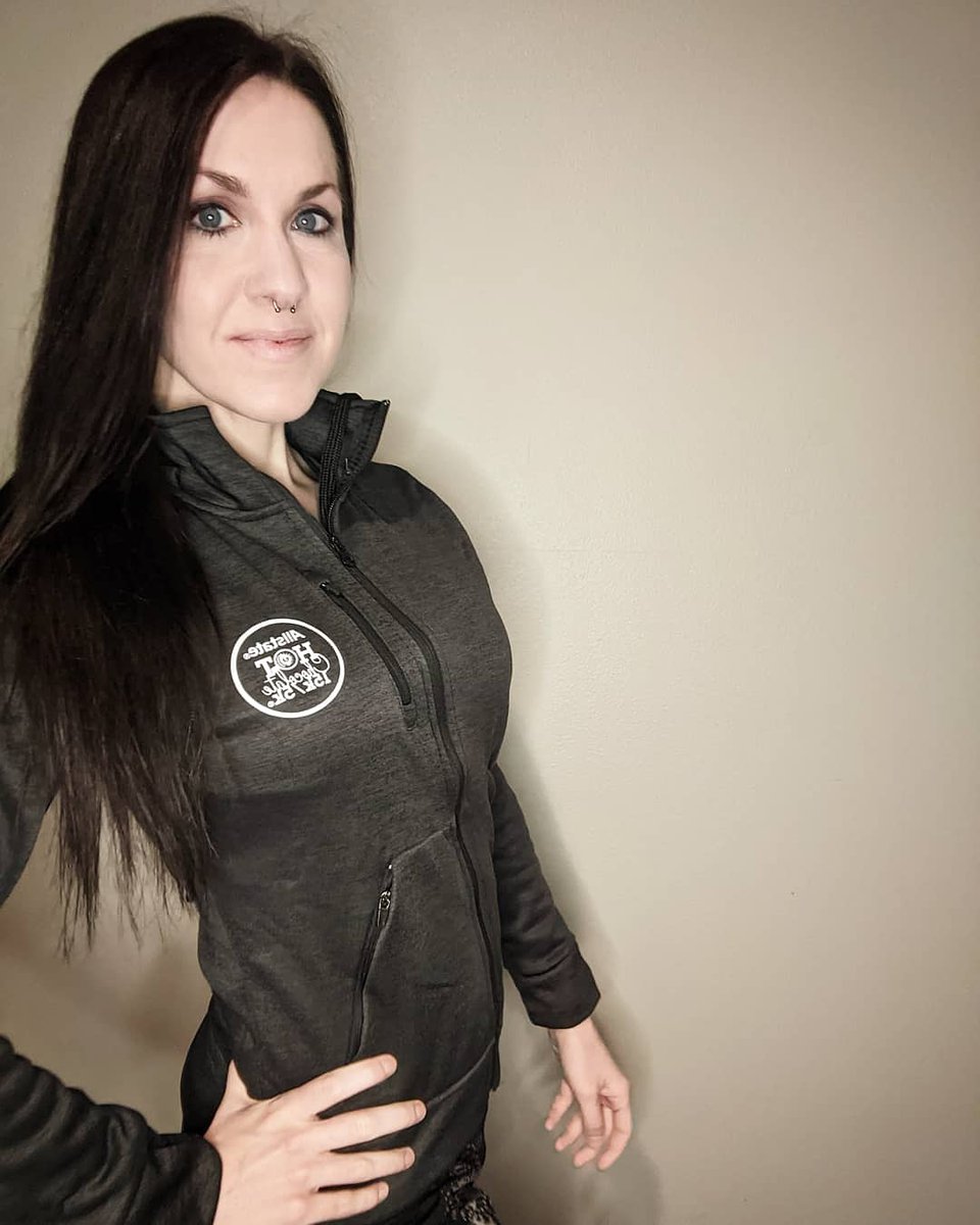 MeganVickery7's tweet photo. I usually don't wear my finisher swag until I've actually ran the race, but this hoodie from @hotchocolate15k Seattle was just too amazing! Use code BRHC20 for a free HC π§’ when you register at https://t.co/JalG4W0EhB
#hcseabr #hcvirtualbr #bibchat #bibravepro #bibrave #hc15k https://t.co/MiTUCOpwUG