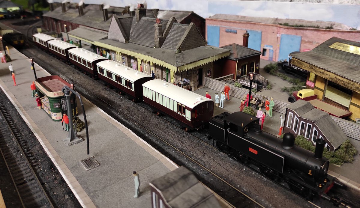 Alex_4239's tweet photo. Got a set of Hornby's LNWR 6 wheel coaches today in the post. Very pleased with these models :)
https://t.co/xIdZK9MsjX

#modelrailway #oogauge #hornby https://t.co/Kndn25KKv1