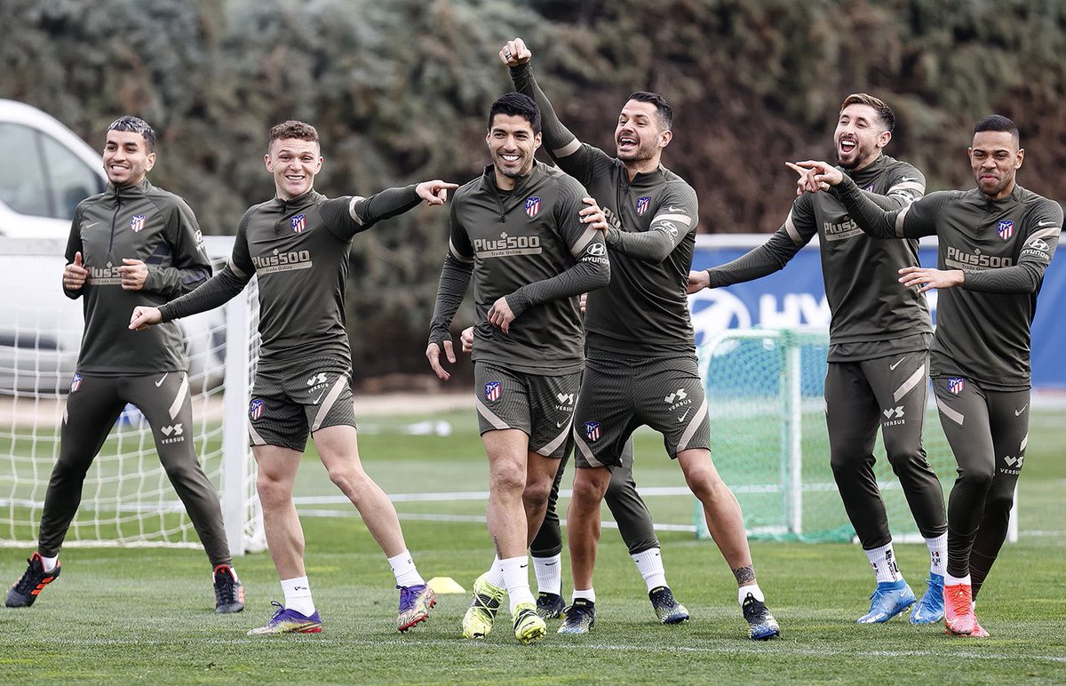 Cuando preguntan quién del grupo sí muerde 👀😂
Puro humor, #LuisSuárez es un verdadero crack 🔥
#AtléticoMadrid #Atleti #LaLiga #Futbol #Deportes https://t.co/JIQ4a66a9F
