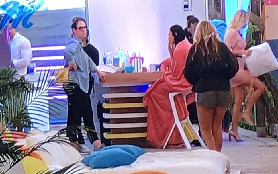 Me at the bar watching my dik gesuip brasse while they don’t know I’m about to stiek uit back with 14 sambucas