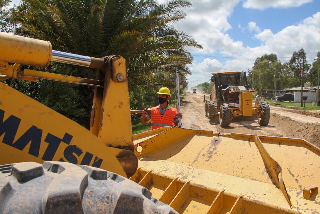 gkatopodis's tweet photo. En #Maipú, recorrimos con @intmrappallini obras pluviales y de pavimento, y firmamos el convenio que permitirá avanzar con las cloacas para que el 100% de las familias accedan a este servicio. 

El presidente @alferdez me encomendó trabajar en los 2.300 municipios del país. https://t.co/VabMvNmlrp