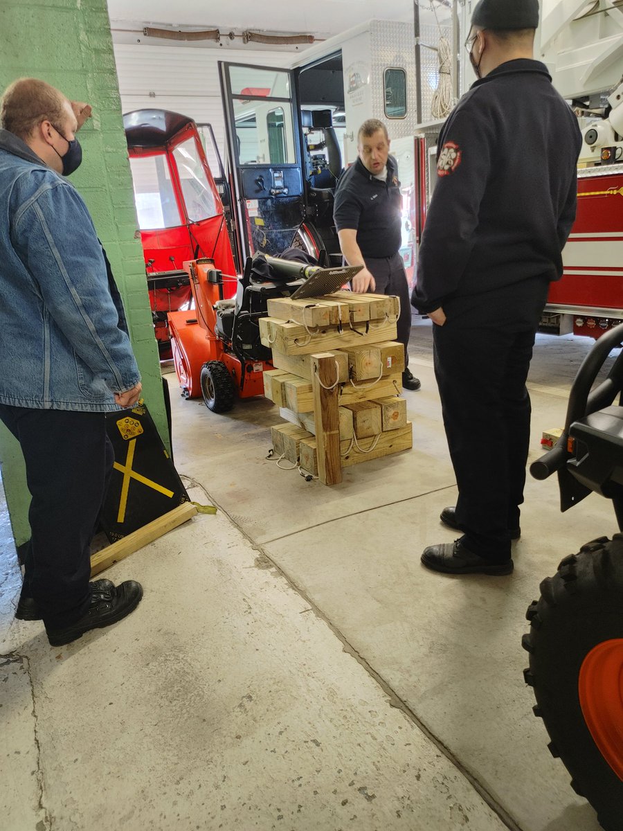 SouthbridgeFire's tweet photo. In between calls today Group 3 was able to do a quick drill review on airbags, struts and cribbing. #needtotrain https://t.co/tudcWmS8Ga