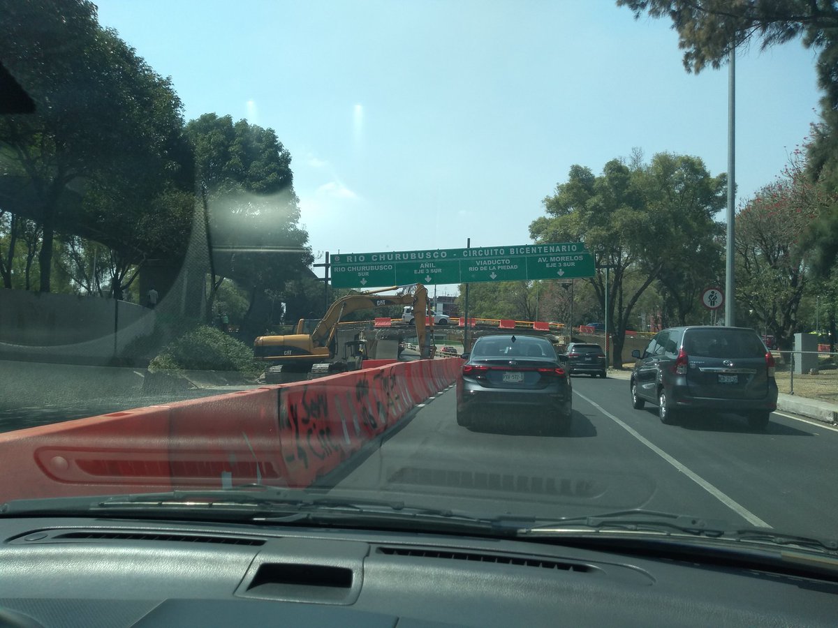 Lidiamin's tweet photo. @LaSEMOVI @GobCDMX @locatel_mx  el tráfico desde Guelatao hasta el puente de Churubusco y Viaducto, todo por un cierre de obras, en horario productivo, cómo se les ocurre🤦🏻‍♀️ ¡3 horas me hice! https://t.co/dYegr3BAjz
