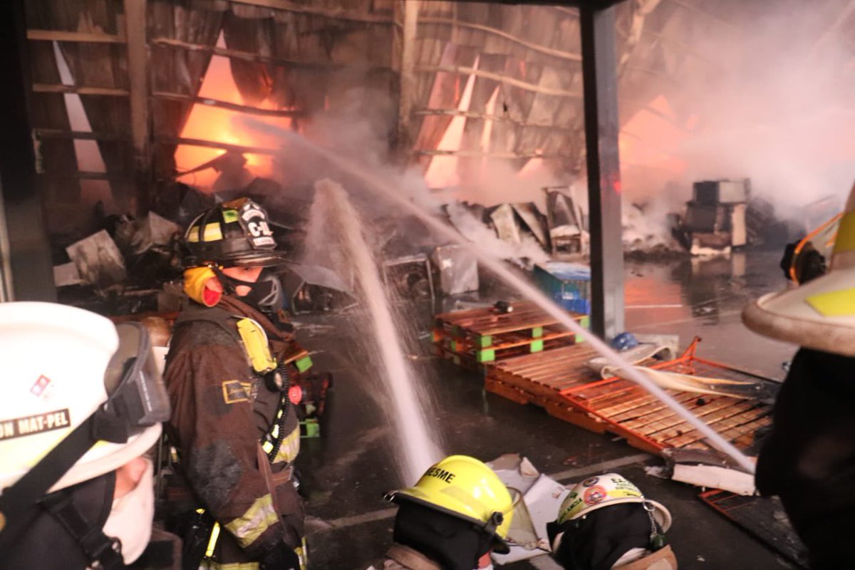 BomberosGYE's tweet photo. Continuamos en el combate del incendio en bodega de electrodomésticos en la vía a Daule, más de 40 unidades de emergencia y alrededor de 400 bomberos trabajan arduamente por mitigarlo. https://t.co/PSmr5MfyAT