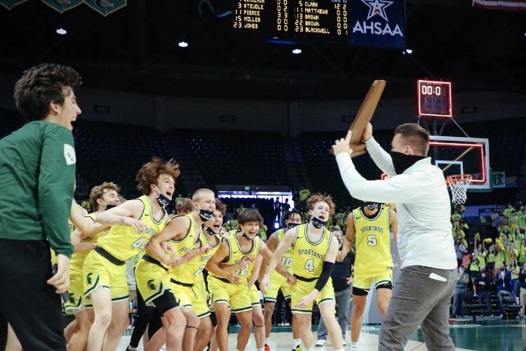 bengarrett71's tweet photo. 6 in 9 years is pretty special! So happy for @tylerdavis1020 and @Doc44_2 and all the work they have put in this season to get rewarded like this! @mtnbrookhoops is in good hands with the dynasty not ending anytime soon!! #keepchoppin https://t.co/3klNzmyess