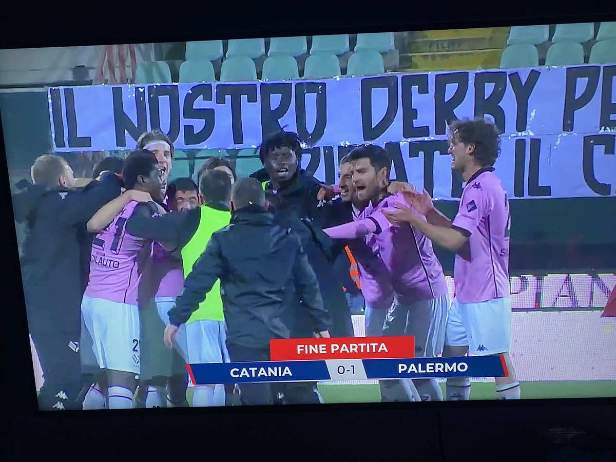 ElFlacoDiFifa_'s tweet photo. Anche in 10 per un’ora, na putiti solo sucari!
Come sempre, in Sicilia, solo il Palermo!💗🖤
#CataniaMerda https://t.co/ptOzy4mBgK