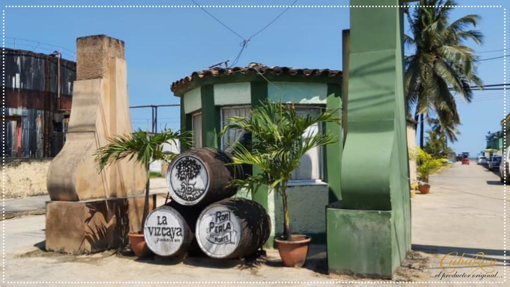 CubaRonSA's tweet photo. Desde Matanzas, en una visita realizada por los directivos de #CubaRonS.A  por las roneras del país, nos llega la historia de una de nuestras destilerías más longevas: la Vizcaya. 🤩
Destaca por ser la más grande de todo el sistema corporativo con 17 metros de altura. https://t.co/A6YPPN9Emq