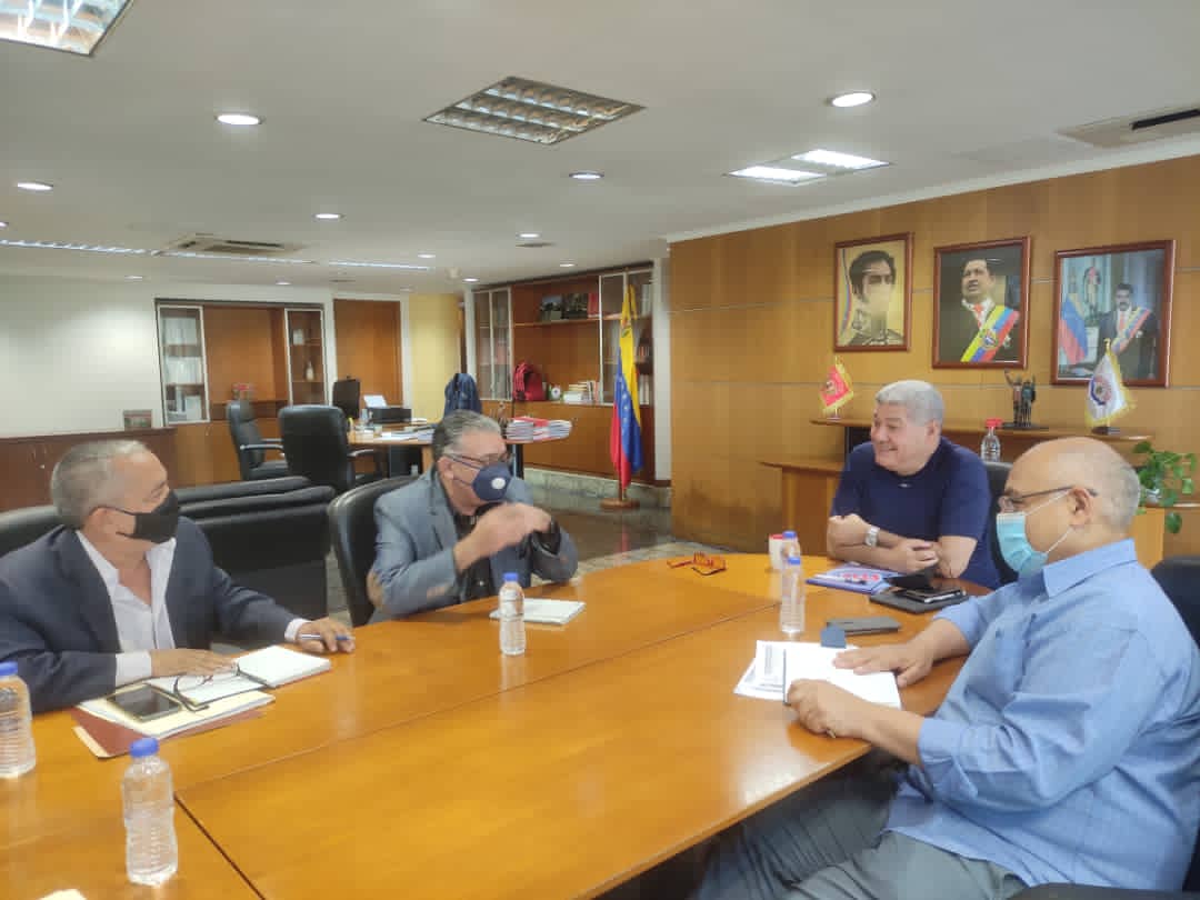 eduardopiate2's tweet photo. Estamos reunidos con el @MinSaludVE compañero @AlvaradoC_Salud y parte de su equipo con el compañero Octavio Solórzano, presidente de @Fenasirtrasalud atendiendo planteamientos de l@s trabajador@s del sector salud @NicolasMaduro @drodriven2 @MinTrabajoVE https://t.co/8QbqE1pLBQ
