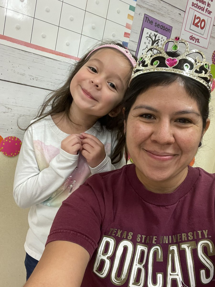 “Hats off to Reading” When you don’t have a hat you improvise and wear crowns! #dressupdays #OttBeTheChange #ReadAcrossAmerica @NISDOtt