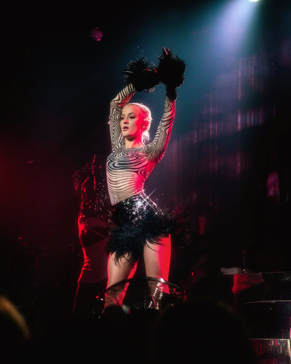 mikejurrien's tweet photo. @zaralarsson follow me!!! and while you’re at it enjoy these photos I took of you at your last show in amsterdam <333 #PreOrderPosterGirl https://t.co/ivATU1vrlx