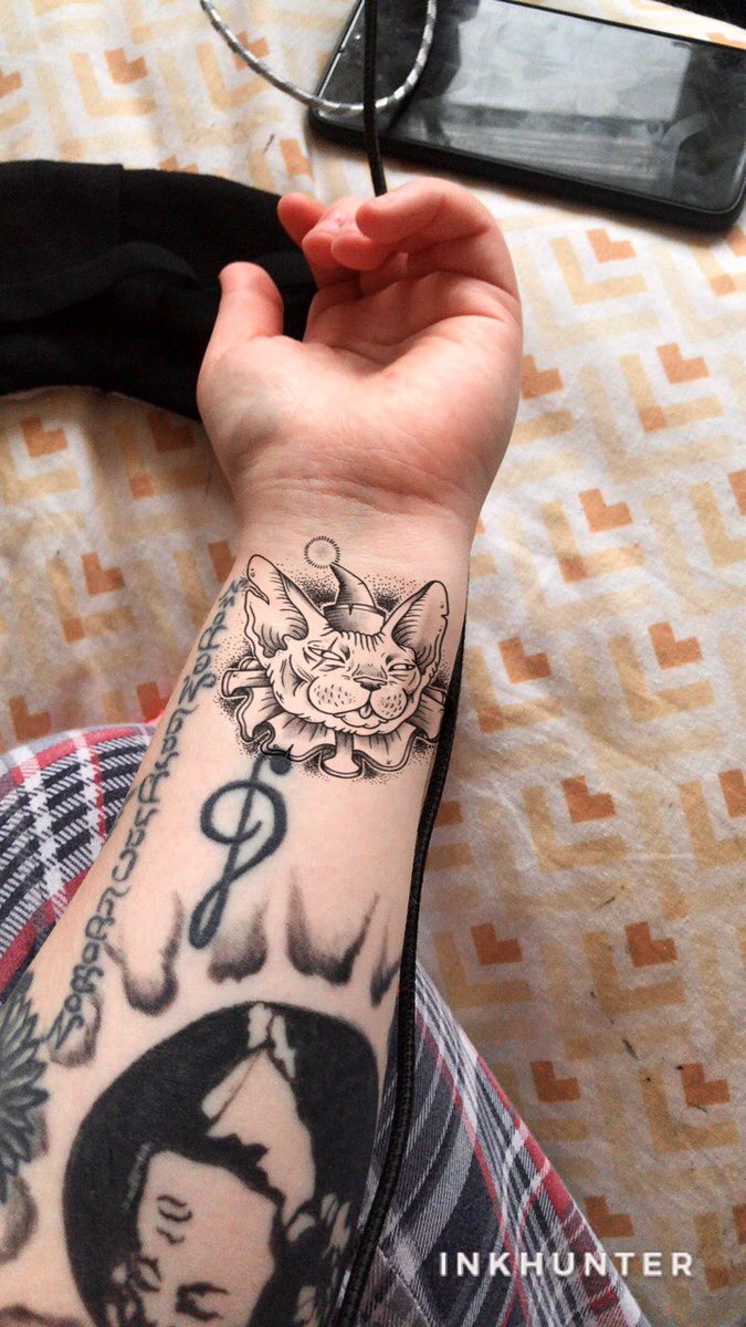 Нашла преложение, где можно посмотреть, как будут смотреть на вас татуировки. Там много готовых эскизов, и что удобно можно загрузить свои .