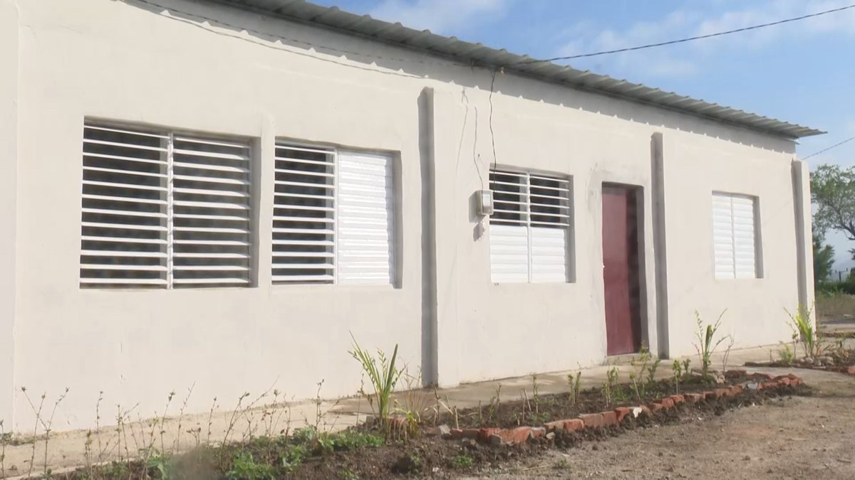 Piscis3's tweet photo. #SantiagodeCuba inaugura nuevo asentamiento "La Fortaleza" que beneficia a familias damnificadas, madres con hijos numerosos y para mejorar el fondo habitacional de la provincia. https://t.co/uNl3CJWbIs